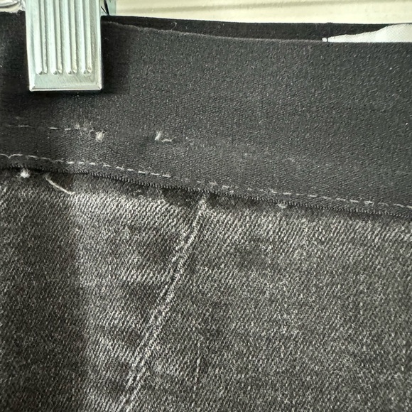 GAP Women’s pull-on skinny stretch jeans. Size 29 R. Distressed black color. - Picture 5 of 6